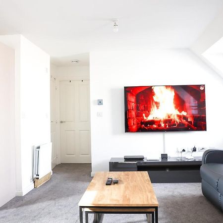 Stunning Two-Bedroom Apartment At A3Ree, Free Parking, Near Cribbs Causeway Mall Bristol Buitenkant foto