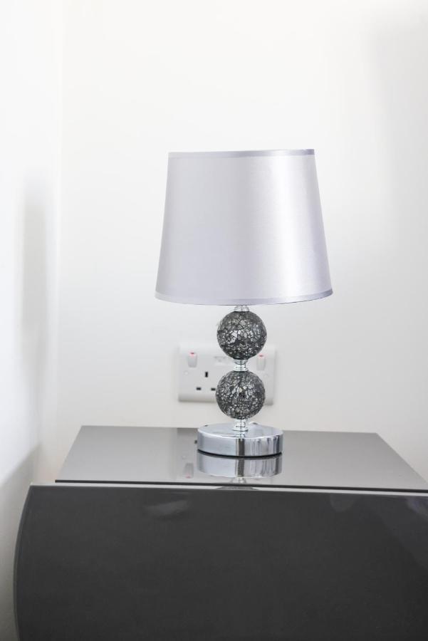 Stunning Two-Bedroom Apartment At A3Ree, Free Parking, Near Cribbs Causeway Mall Bristol Buitenkant foto