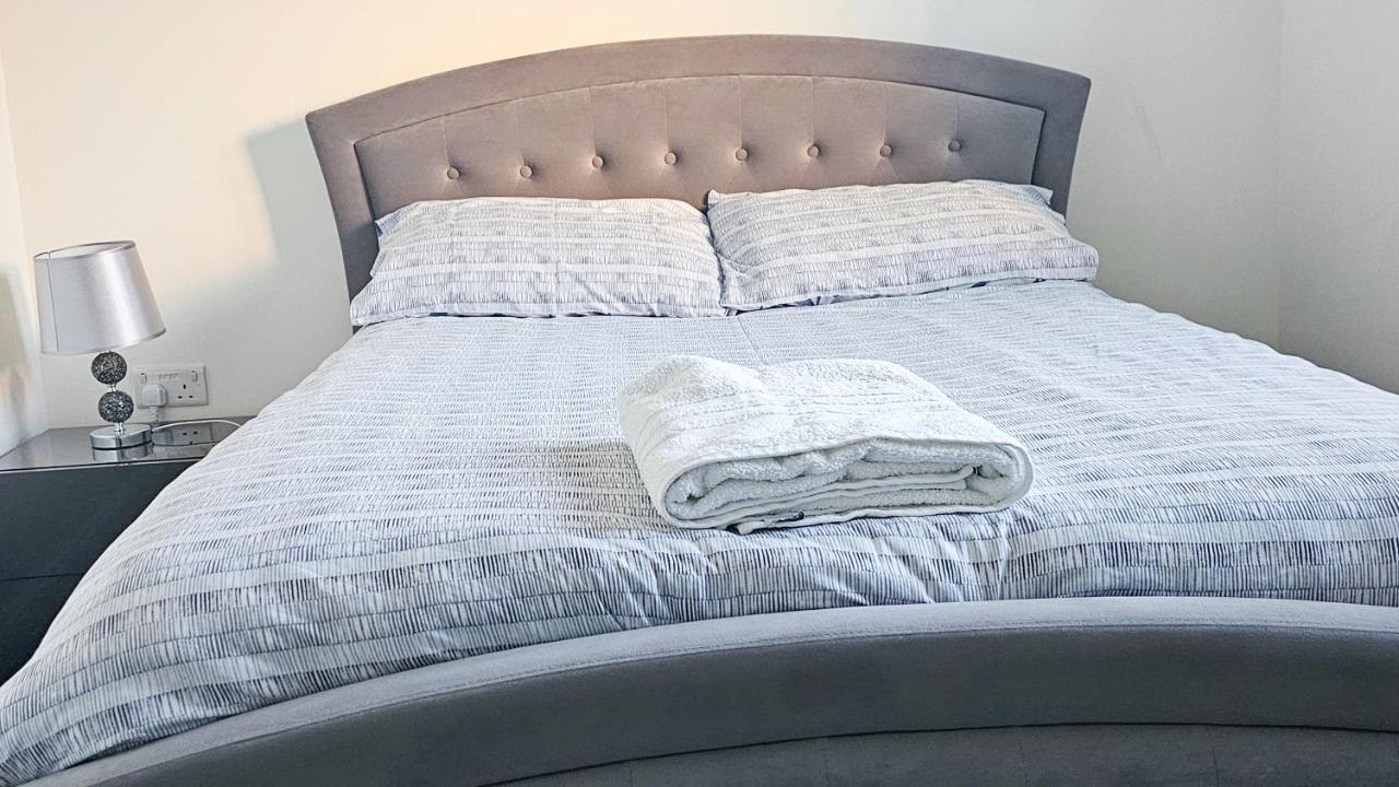 Stunning Two-Bedroom Apartment At A3Ree, Free Parking, Near Cribbs Causeway Mall Bristol Buitenkant foto