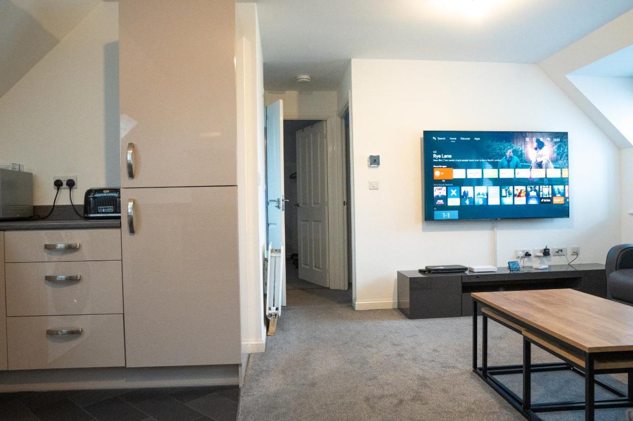 Stunning Two-Bedroom Apartment At A3Ree, Free Parking, Near Cribbs Causeway Mall Bristol Buitenkant foto